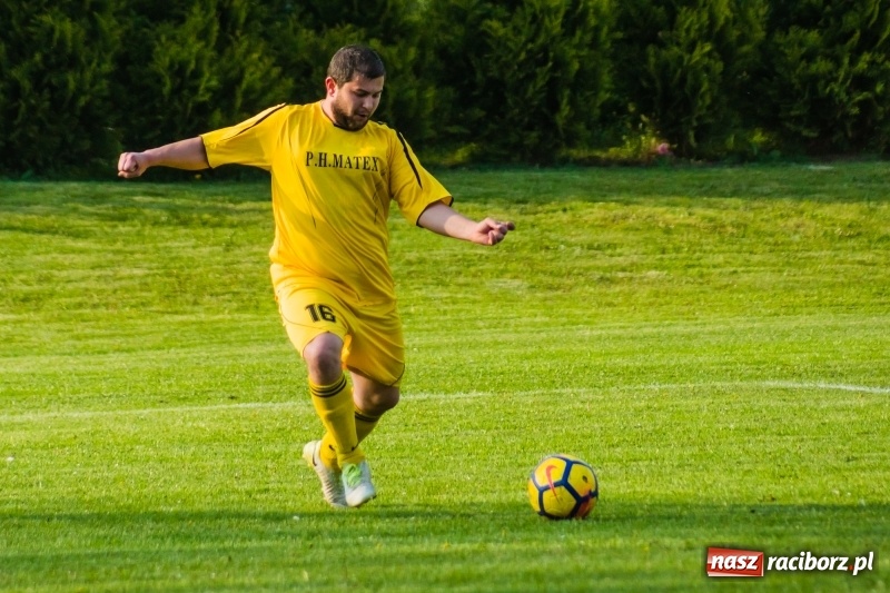 Zdjęcie w galerii na portalu naszraciborz.pl: A klasa. Emocjonujący pojedynek w Chałupkach. Raszczyce górą [FOTO] wiadomości z regionu