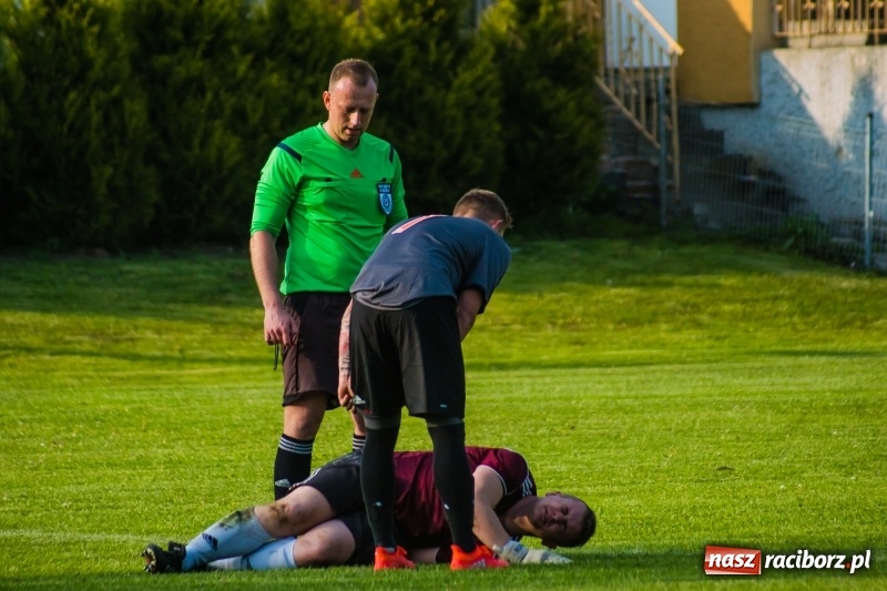 Zdjęcie w galerii na portalu naszraciborz.pl: A klasa. Emocjonujący pojedynek w Chałupkach. Raszczyce górą [FOTO] wiadomości z regionu
