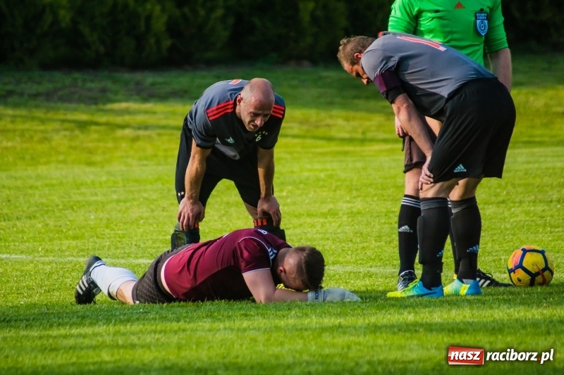 Zdjęcie w galerii na portalu naszraciborz.pl: A klasa. Emocjonujący pojedynek w Chałupkach. Raszczyce górą [FOTO] wiadomości z regionu