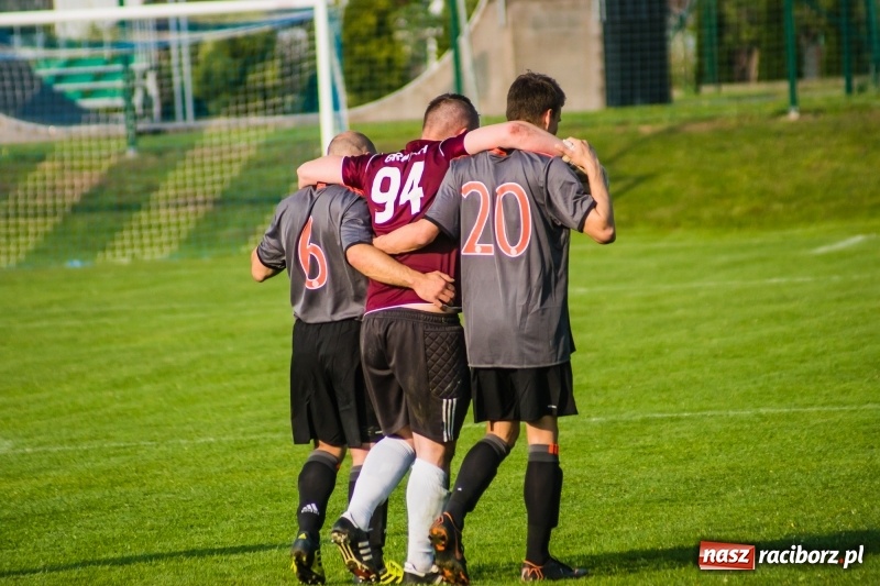 Zdjęcie w galerii na portalu naszraciborz.pl: A klasa. Emocjonujący pojedynek w Chałupkach. Raszczyce górą [FOTO] wiadomości z regionu