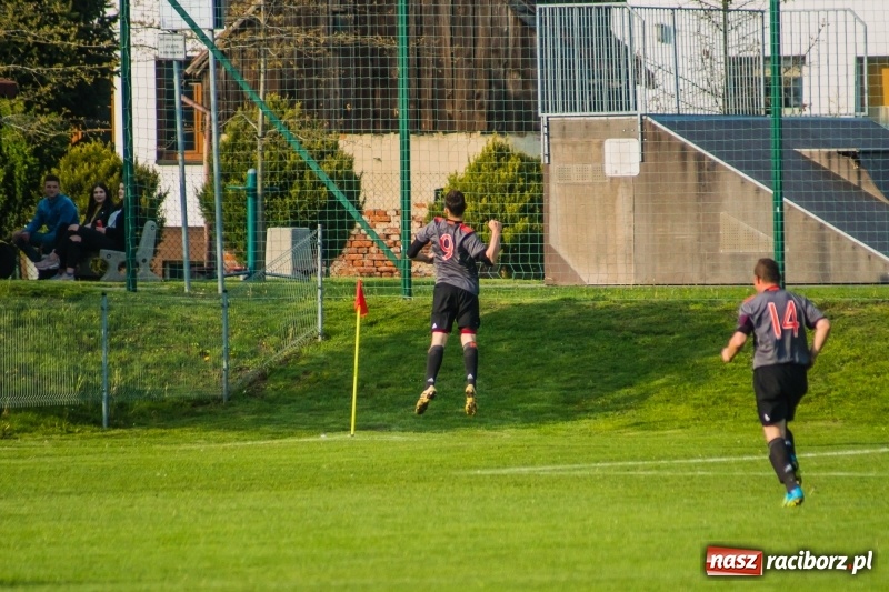 Zdjęcie w galerii na portalu naszraciborz.pl: A klasa. Emocjonujący pojedynek w Chałupkach. Raszczyce górą [FOTO] wiadomości z regionu