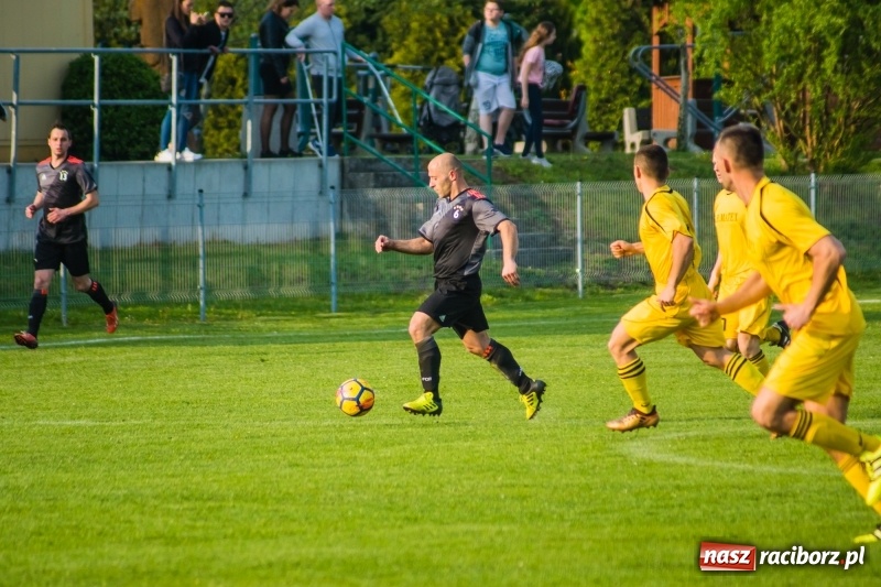Zdjęcie w galerii na portalu naszraciborz.pl: A klasa. Emocjonujący pojedynek w Chałupkach. Raszczyce górą [FOTO] wiadomości z regionu