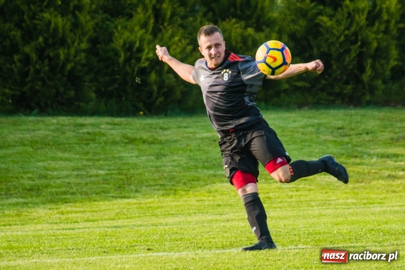 Zdjęcie w galerii na portalu naszraciborz.pl: A klasa. Emocjonujący pojedynek w Chałupkach. Raszczyce górą [FOTO] wiadomości z regionu