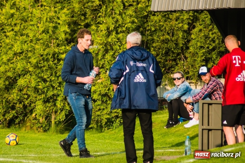 Zdjęcie w galerii na portalu naszraciborz.pl: A klasa. Emocjonujący pojedynek w Chałupkach. Raszczyce górą [FOTO] wiadomości z regionu