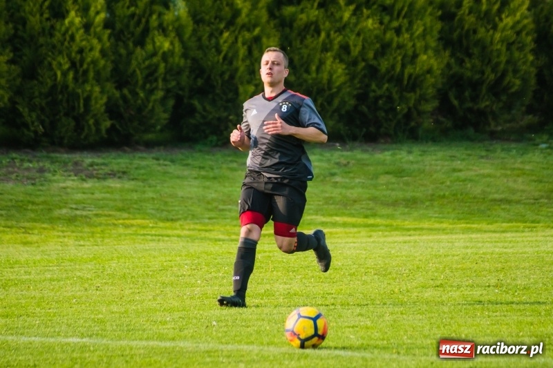 Zdjęcie w galerii na portalu naszraciborz.pl: A klasa. Emocjonujący pojedynek w Chałupkach. Raszczyce górą [FOTO] wiadomości z regionu