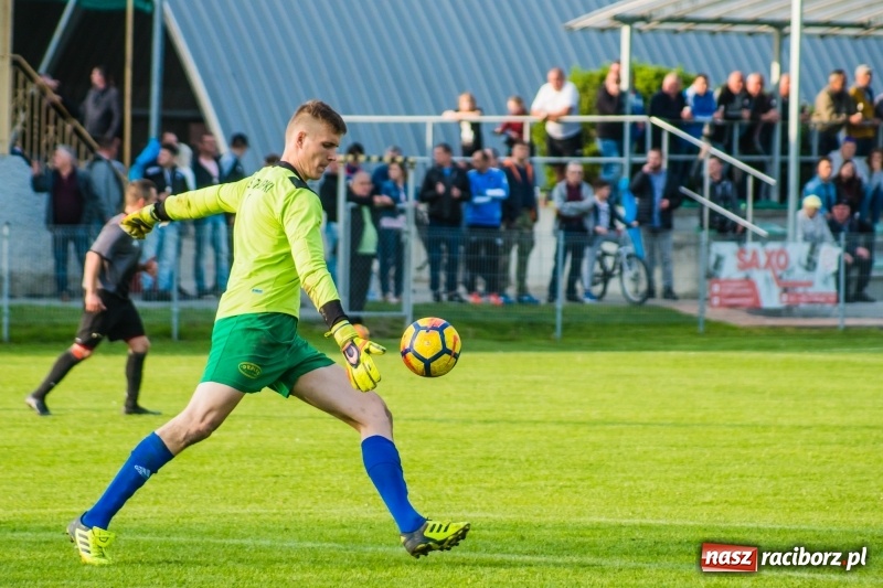 Zdjęcie w galerii na portalu naszraciborz.pl: A klasa. Emocjonujący pojedynek w Chałupkach. Raszczyce górą [FOTO] wiadomości z regionu