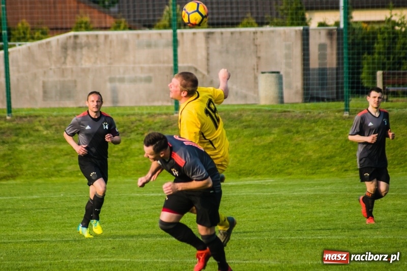 Zdjęcie w galerii na portalu naszraciborz.pl: A klasa. Emocjonujący pojedynek w Chałupkach. Raszczyce górą [FOTO] wiadomości z regionu