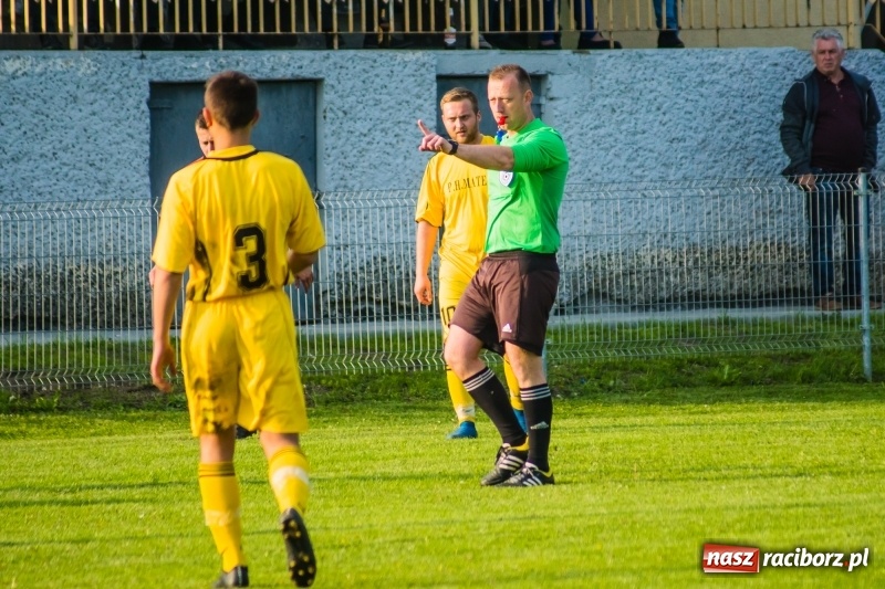Zdjęcie w galerii na portalu naszraciborz.pl: A klasa. Emocjonujący pojedynek w Chałupkach. Raszczyce górą [FOTO] wiadomości z regionu