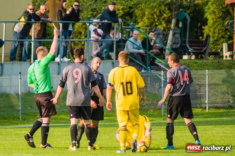 Zdjęcie w galerii na portalu naszraciborz.pl: A klasa. Emocjonujący pojedynek w Chałupkach. Raszczyce górą [FOTO] wiadomości z regionu
