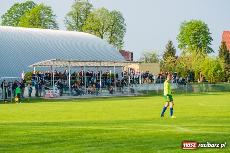 Zdjęcie w galerii na portalu naszraciborz.pl: A klasa. Emocjonujący pojedynek w Chałupkach. Raszczyce górą [FOTO] wiadomości z regionu