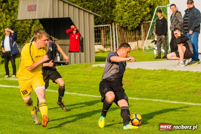 Zdjęcie w galerii na portalu naszraciborz.pl: A klasa. Emocjonujący pojedynek w Chałupkach. Raszczyce górą [FOTO] wiadomości z regionu