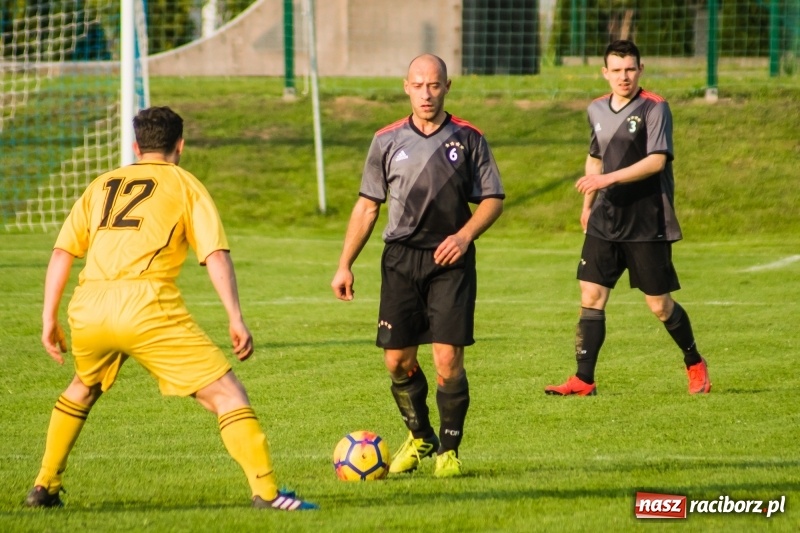 Zdjęcie w galerii na portalu naszraciborz.pl: A klasa. Emocjonujący pojedynek w Chałupkach. Raszczyce górą [FOTO] wiadomości z regionu