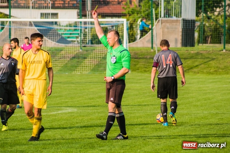 Zdjęcie w galerii na portalu naszraciborz.pl: A klasa. Emocjonujący pojedynek w Chałupkach. Raszczyce górą [FOTO] wiadomości z regionu