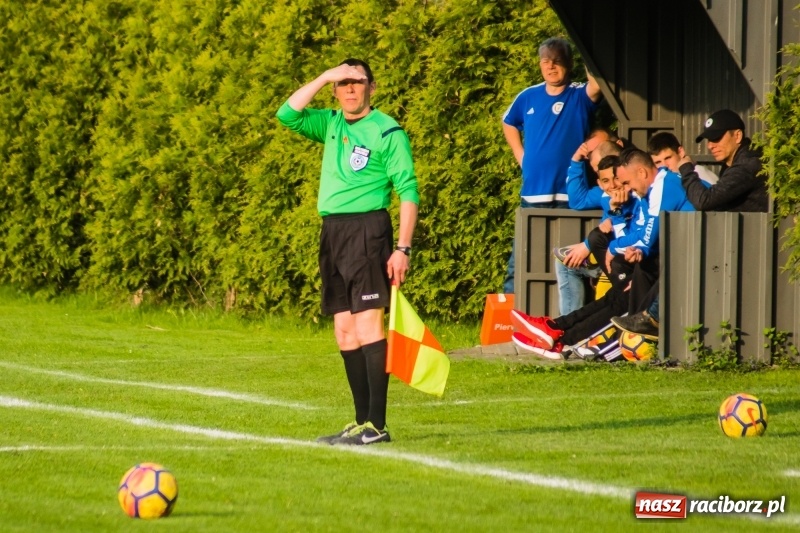 Zdjęcie w galerii na portalu naszraciborz.pl: A klasa. Emocjonujący pojedynek w Chałupkach. Raszczyce górą [FOTO] wiadomości z regionu