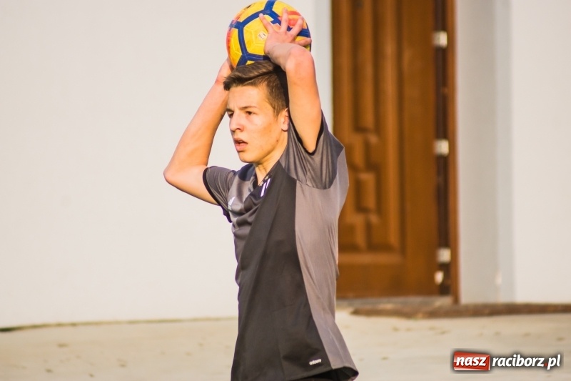 Zdjęcie w galerii na portalu naszraciborz.pl: A klasa. Emocjonujący pojedynek w Chałupkach. Raszczyce górą [FOTO] wiadomości z regionu