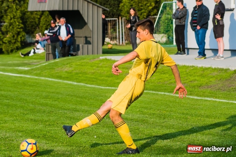 Zdjęcie w galerii na portalu naszraciborz.pl: A klasa. Emocjonujący pojedynek w Chałupkach. Raszczyce górą [FOTO] wiadomości z regionu