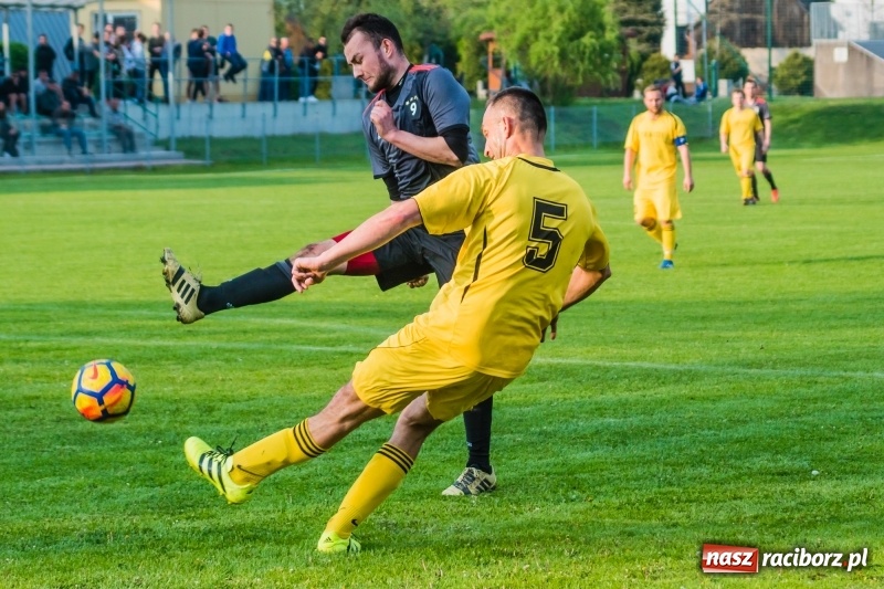 Zdjęcie w galerii na portalu naszraciborz.pl: A klasa. Emocjonujący pojedynek w Chałupkach. Raszczyce górą [FOTO] wiadomości z regionu