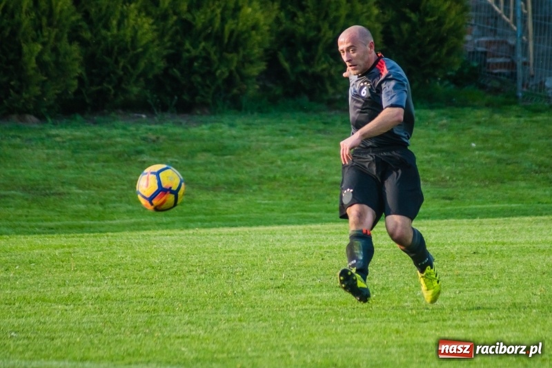 Zdjęcie w galerii na portalu naszraciborz.pl: A klasa. Emocjonujący pojedynek w Chałupkach. Raszczyce górą [FOTO] wiadomości z regionu