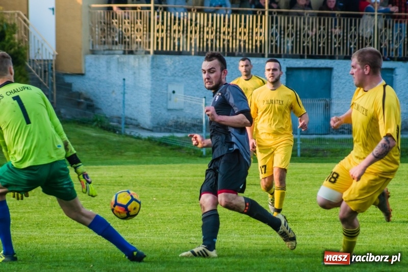 Zdjęcie w galerii na portalu naszraciborz.pl: A klasa. Emocjonujący pojedynek w Chałupkach. Raszczyce górą [FOTO] wiadomości z regionu