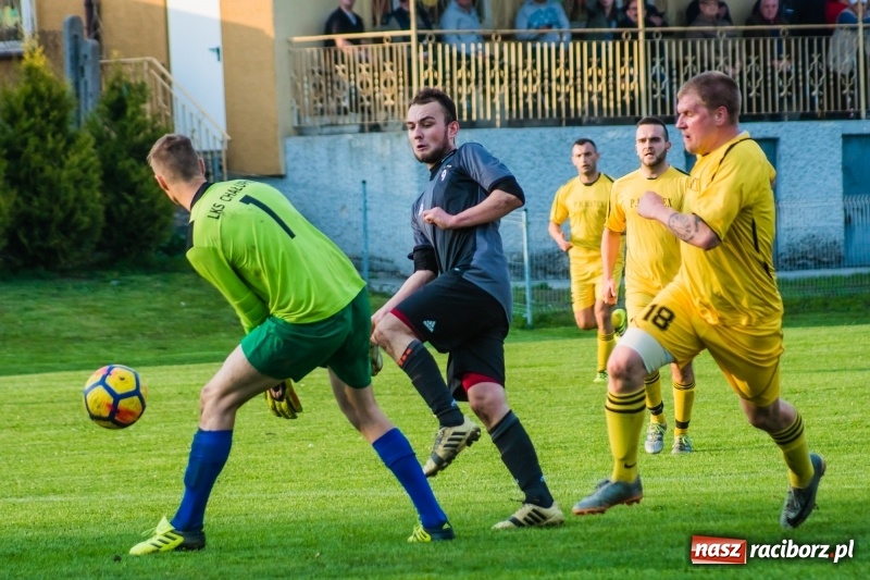 Zdjęcie w galerii na portalu naszraciborz.pl: A klasa. Emocjonujący pojedynek w Chałupkach. Raszczyce górą [FOTO] wiadomości z regionu