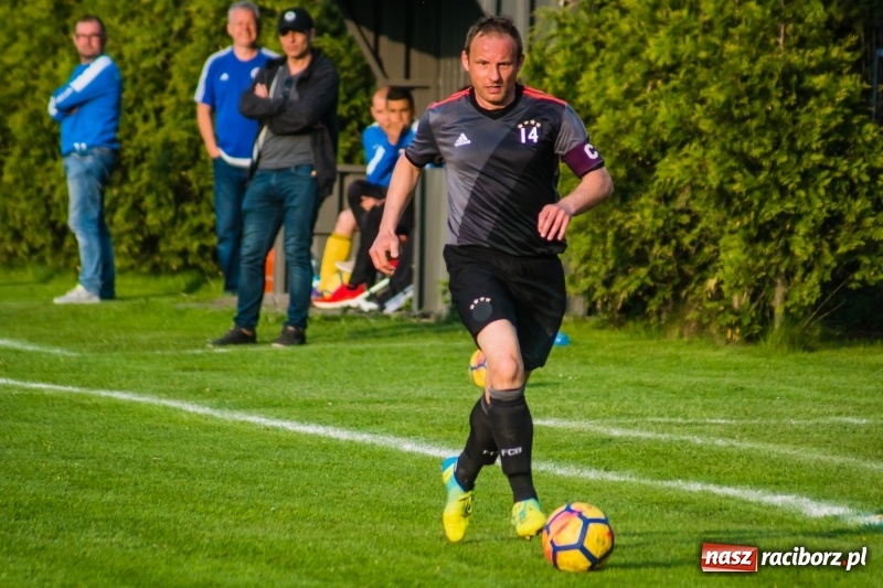 Zdjęcie w galerii na portalu naszraciborz.pl: A klasa. Emocjonujący pojedynek w Chałupkach. Raszczyce górą [FOTO] wiadomości z regionu