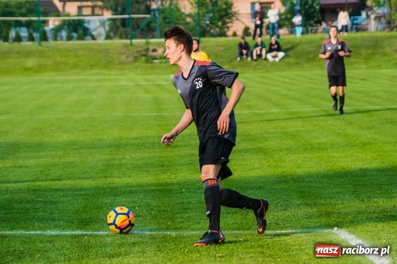 Zdjęcie w galerii na portalu naszraciborz.pl: A klasa. Emocjonujący pojedynek w Chałupkach. Raszczyce górą [FOTO] wiadomości z regionu