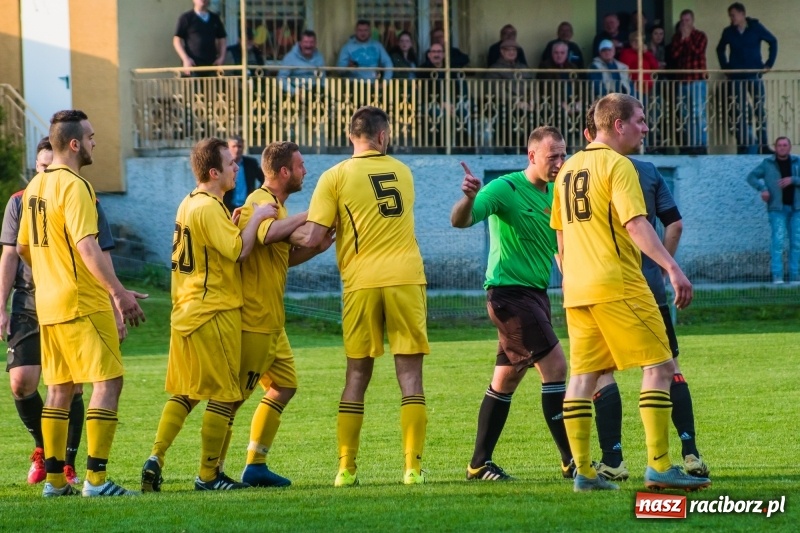 Zdjęcie w galerii na portalu naszraciborz.pl: A klasa. Emocjonujący pojedynek w Chałupkach. Raszczyce górą [FOTO] wiadomości z regionu