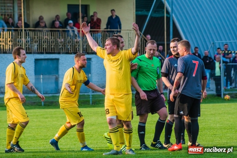 Zdjęcie w galerii na portalu naszraciborz.pl: A klasa. Emocjonujący pojedynek w Chałupkach. Raszczyce górą [FOTO] wiadomości z regionu