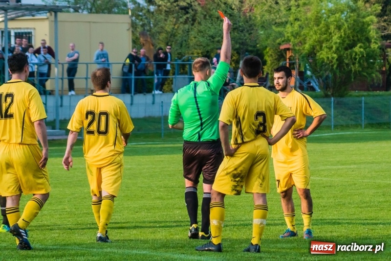 Zdjęcie w galerii na portalu naszraciborz.pl: A klasa. Emocjonujący pojedynek w Chałupkach. Raszczyce górą [FOTO] wiadomości z regionu