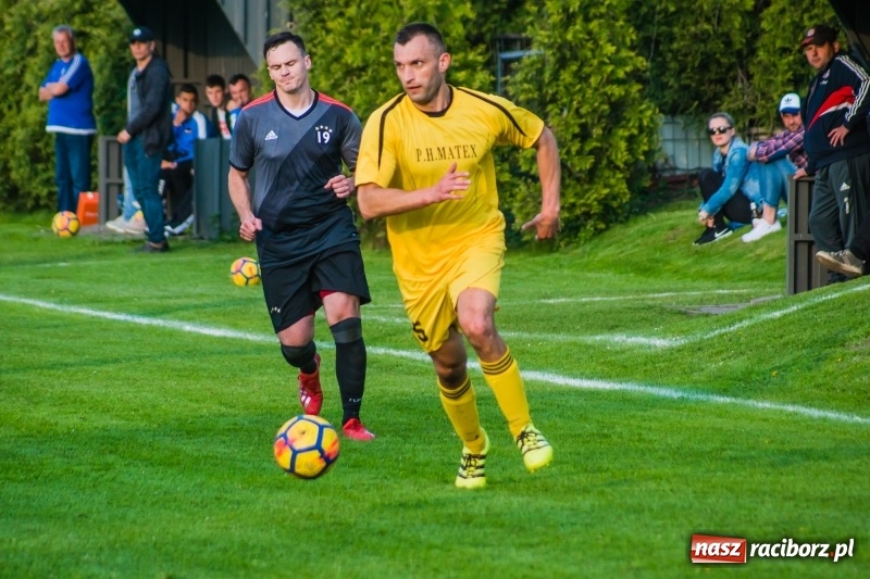 Zdjęcie w galerii na portalu naszraciborz.pl: A klasa. Emocjonujący pojedynek w Chałupkach. Raszczyce górą [FOTO] wiadomości z regionu