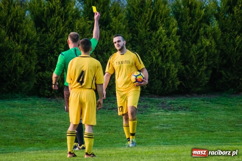 Zdjęcie w galerii na portalu naszraciborz.pl: A klasa. Emocjonujący pojedynek w Chałupkach. Raszczyce górą [FOTO] wiadomości z regionu
