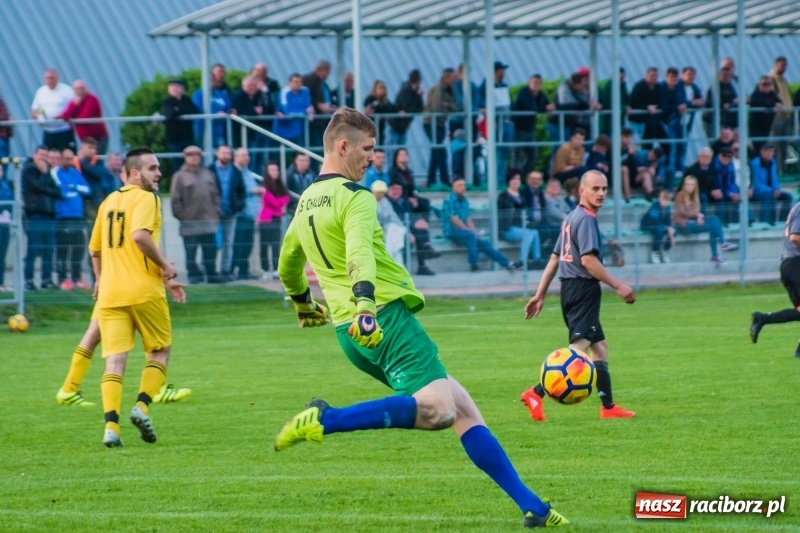 Zdjęcie w galerii na portalu naszraciborz.pl: A klasa. Emocjonujący pojedynek w Chałupkach. Raszczyce górą [FOTO] wiadomości z regionu