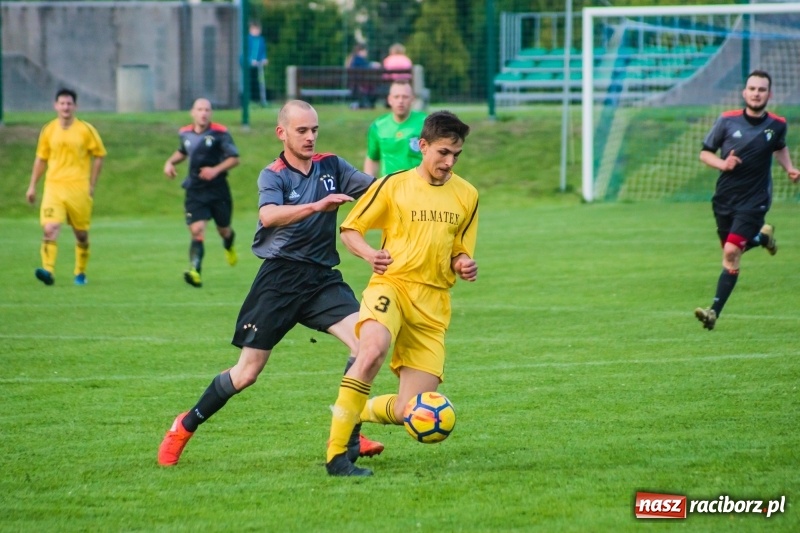 Zdjęcie w galerii na portalu naszraciborz.pl: A klasa. Emocjonujący pojedynek w Chałupkach. Raszczyce górą [FOTO] wiadomości z regionu