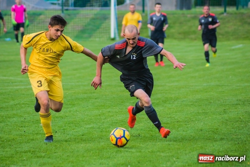 Zdjęcie w galerii na portalu naszraciborz.pl: A klasa. Emocjonujący pojedynek w Chałupkach. Raszczyce górą [FOTO] wiadomości z regionu