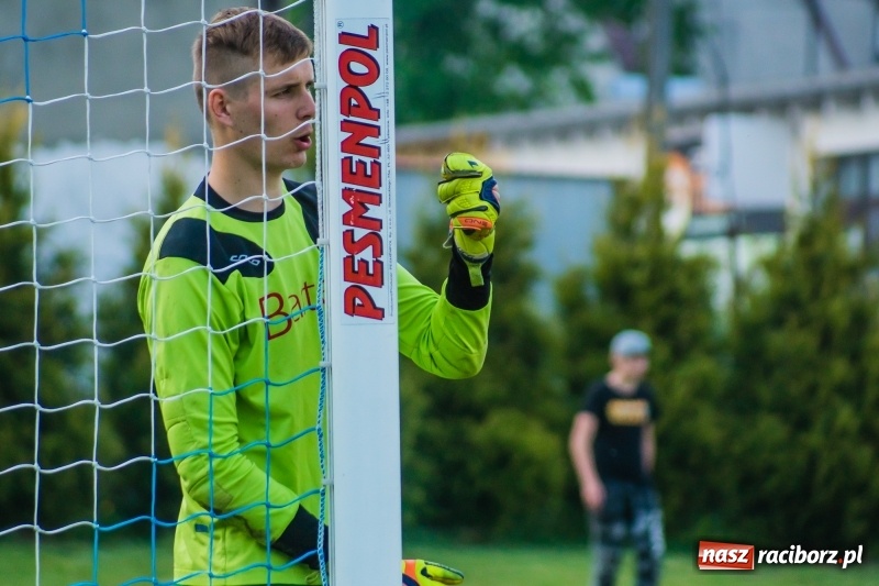 Zdjęcie w galerii na portalu naszraciborz.pl: A klasa. Emocjonujący pojedynek w Chałupkach. Raszczyce górą [FOTO] wiadomości z regionu