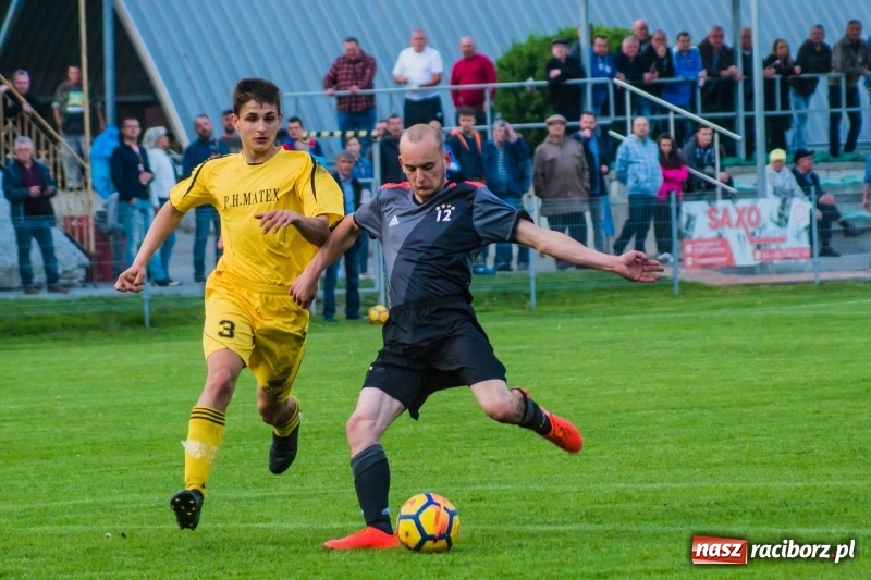 Zdjęcie w galerii na portalu naszraciborz.pl: A klasa. Emocjonujący pojedynek w Chałupkach. Raszczyce górą [FOTO] wiadomości z regionu
