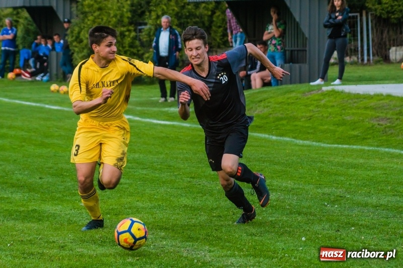 Zdjęcie w galerii na portalu naszraciborz.pl: A klasa. Emocjonujący pojedynek w Chałupkach. Raszczyce górą [FOTO] wiadomości z regionu