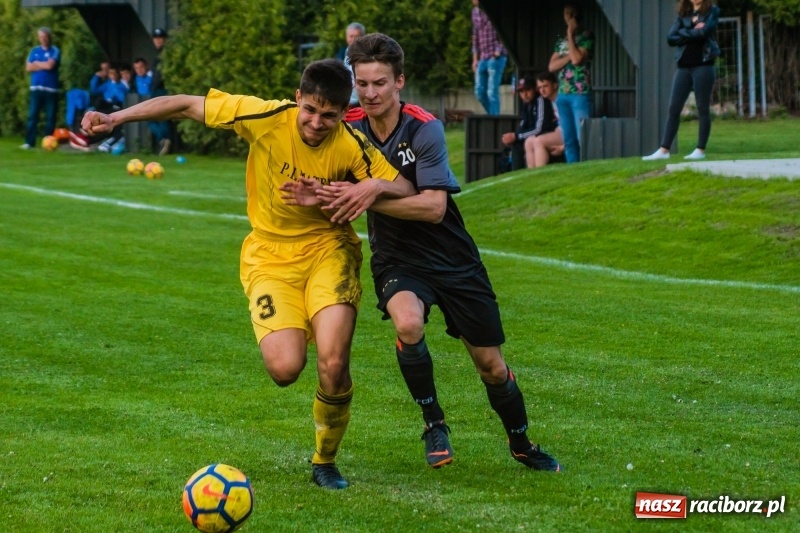 Zdjęcie w galerii na portalu naszraciborz.pl: A klasa. Emocjonujący pojedynek w Chałupkach. Raszczyce górą [FOTO] wiadomości z regionu