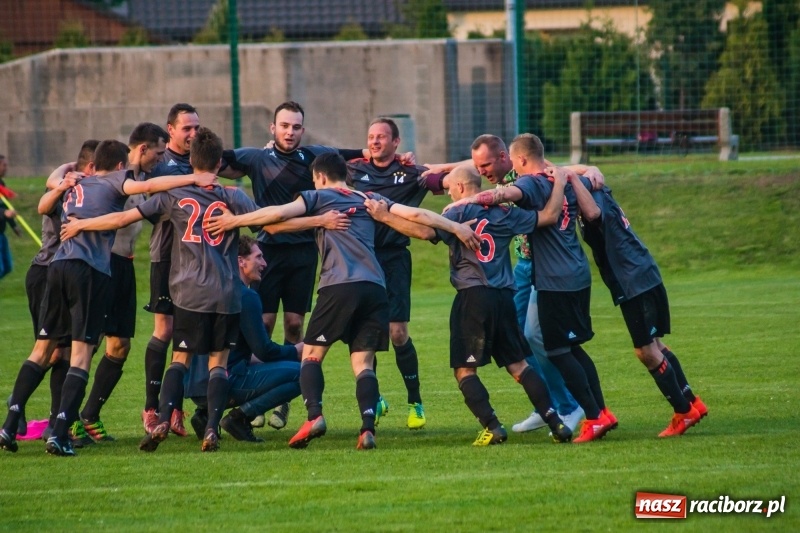 Zdjęcie w galerii na portalu naszraciborz.pl: A klasa. Emocjonujący pojedynek w Chałupkach. Raszczyce górą [FOTO] wiadomości z regionu