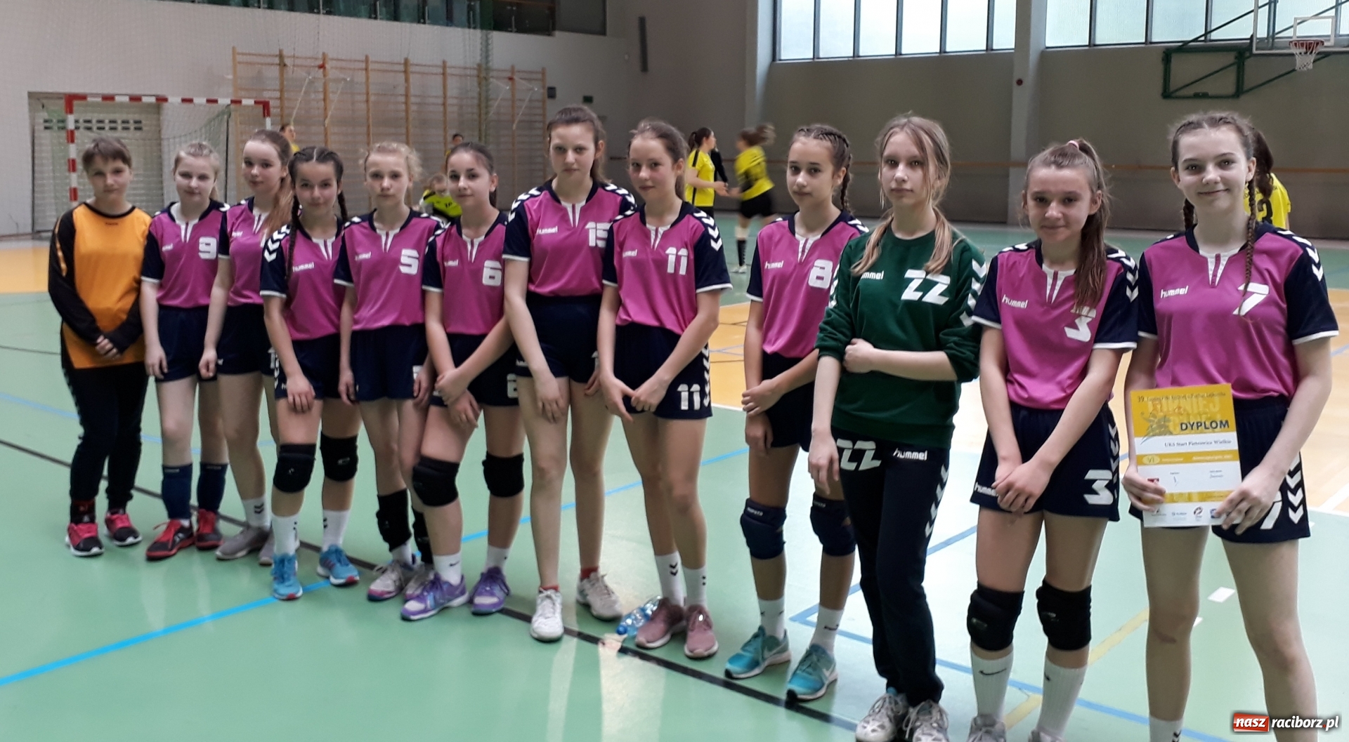 Zdjęcie w galerii na portalu naszraciborz.pl: Dwie drużyny UKS Start Pietrowice Wielkie na XXXIX Lajkonik Cup wiadomości z regionu