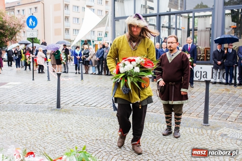 Zdjęcie w galerii na portalu naszraciborz.pl: Uroczystości 3-Majowe w Raciborzu. Setna rocznica I powstania śląskiego [WIDEO] wiadomości z regionu