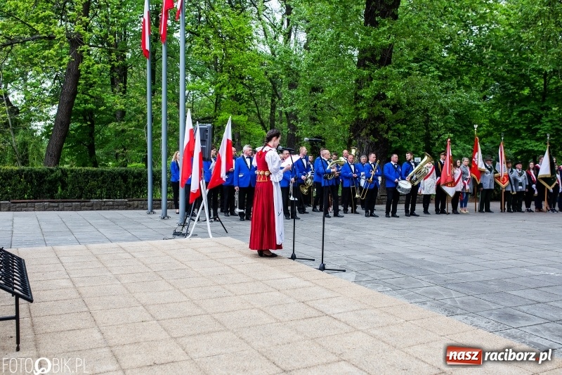 Zdjęcie w galerii na portalu naszraciborz.pl: Uroczystości 3-Majowe w Raciborzu. Setna rocznica I powstania śląskiego [WIDEO] wiadomości z regionu