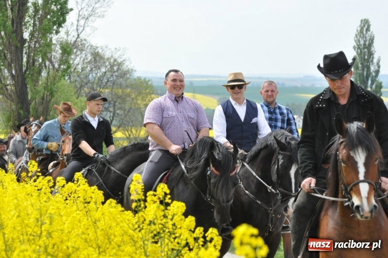 Zdjęcie w galerii na portalu naszraciborz.pl: Wiosenny korowód konny w gminie Pietrowice Wielkie [FOTO i WIDEO] wiadomości z regionu