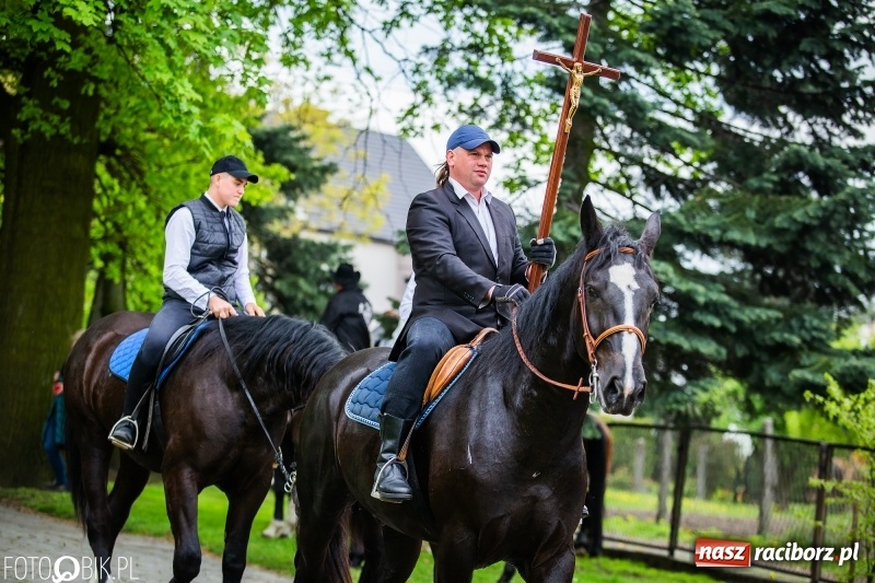 Zdjęcie w galerii na portalu naszraciborz.pl: Konna procesja ku czci św. Floriana w Pogrzebieniu  wiadomości z regionu