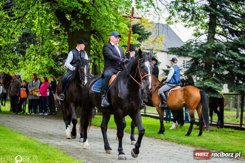 Zdjęcie w galerii na portalu naszraciborz.pl: Konna procesja ku czci św. Floriana w Pogrzebieniu  wiadomości z regionu
