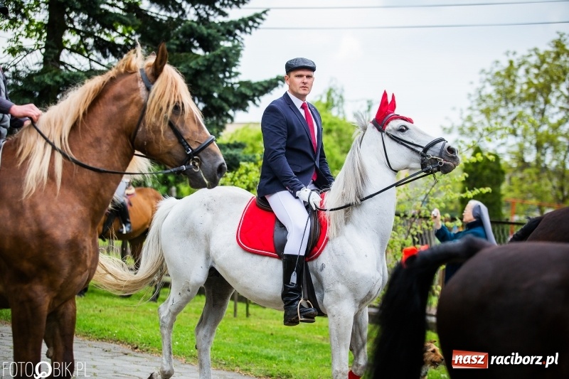 Zdjęcie w galerii na portalu naszraciborz.pl: Konna procesja ku czci św. Floriana w Pogrzebieniu  wiadomości z regionu