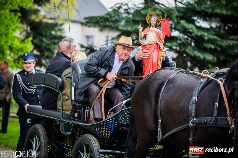 Zdjęcie w galerii na portalu naszraciborz.pl: Konna procesja ku czci św. Floriana w Pogrzebieniu  wiadomości z regionu
