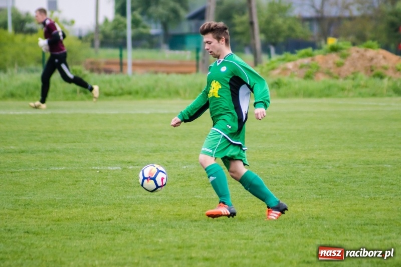 Zdjęcie w galerii na portalu naszraciborz.pl: A klasa. Kiks zamieniony na gola dał Rudom trzy punkty [FOTO] wiadomości z regionu