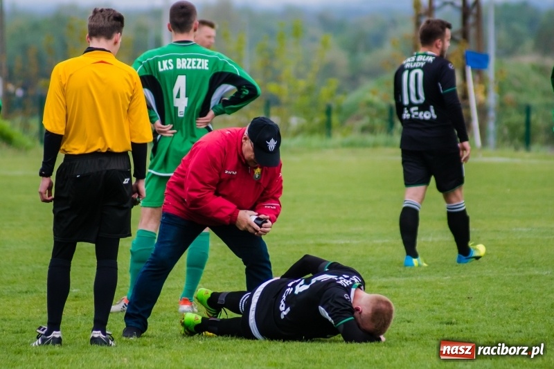 Zdjęcie w galerii na portalu naszraciborz.pl: A klasa. Kiks zamieniony na gola dał Rudom trzy punkty [FOTO] wiadomości z regionu