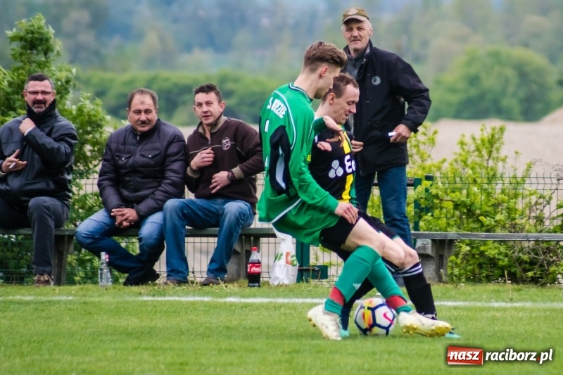 Zdjęcie w galerii na portalu naszraciborz.pl: A klasa. Kiks zamieniony na gola dał Rudom trzy punkty [FOTO] wiadomości z regionu